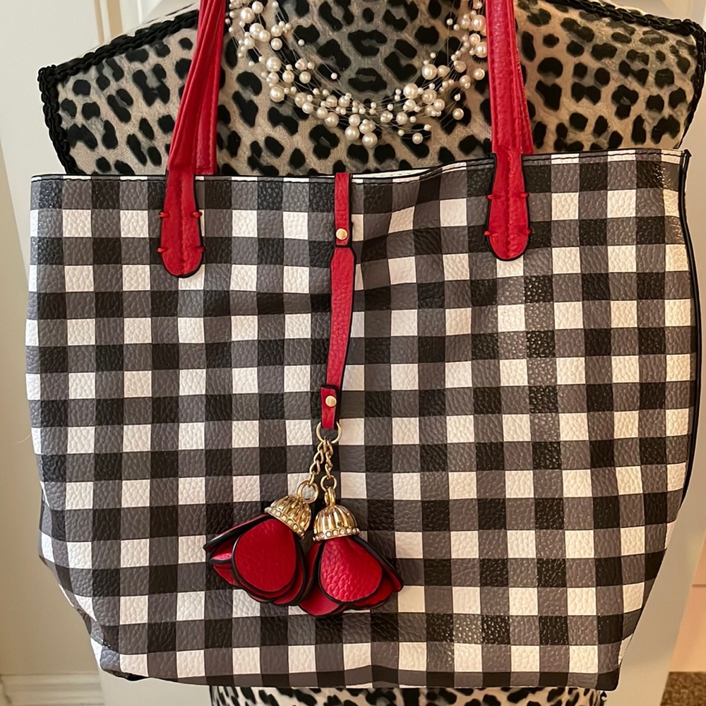 New and super cute tote with matching smaller purse. Can be used with/out strap